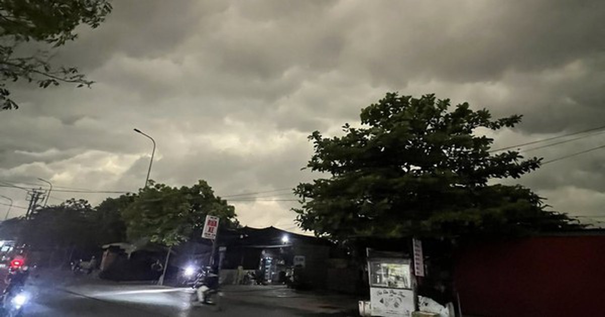 Chuyên gia nói gì về bầu trời bỗng tối sầm vào sáng nay 17-4 ở Hà Nội?