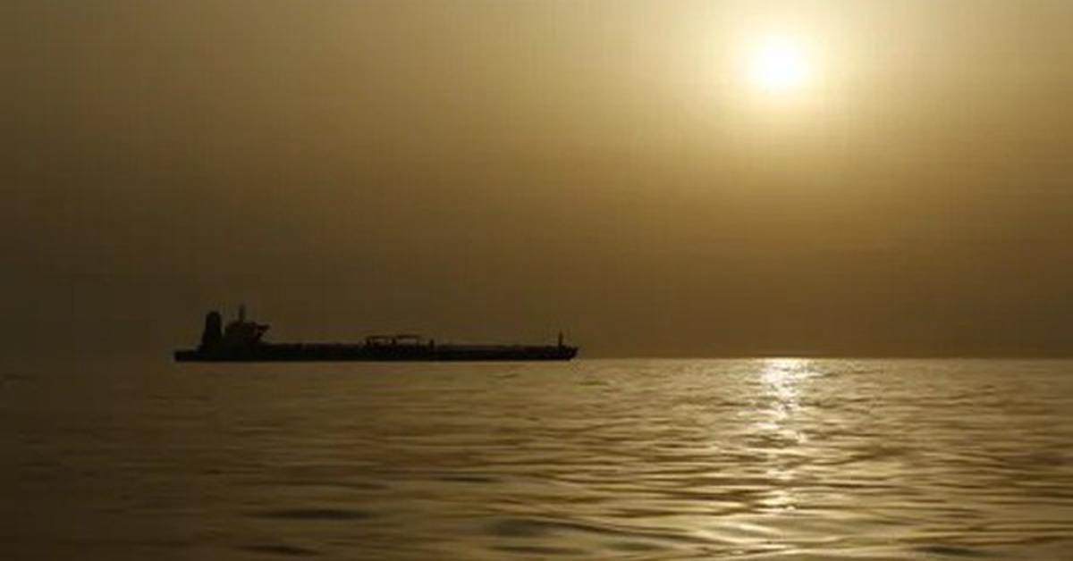 Eo biển Hormuz gần như tê liệt sau lệnh phong tỏa của Mỹ, một tàu chở dầu vẫn "ung dung" đưa 450.000 thùng dầu rời vịnh Ba Tư