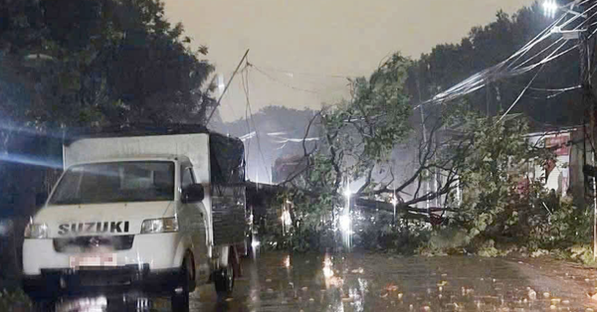 Dông lốc, mưa đá làm 1 người chết, hơn 1.000 nhà hư hỏng