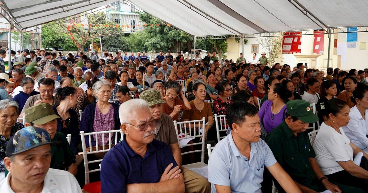 Người dân ngồi chật kín nhà văn hóa nghe thông tin giá đền bù đất tại siêu dự án Olympic 925.000 tỷ đồng có quy mô lớn nhất lịch sử Vingroup