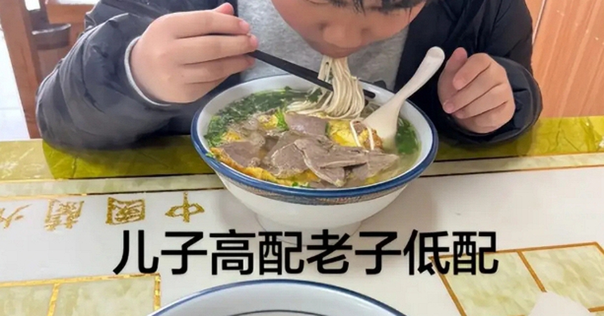 Bức ảnh đứa trẻ ăn bát mỳ ngon lành khiến cư dân mạng bùng nổ: Đừng hành hạ con cái kiểu ấy!