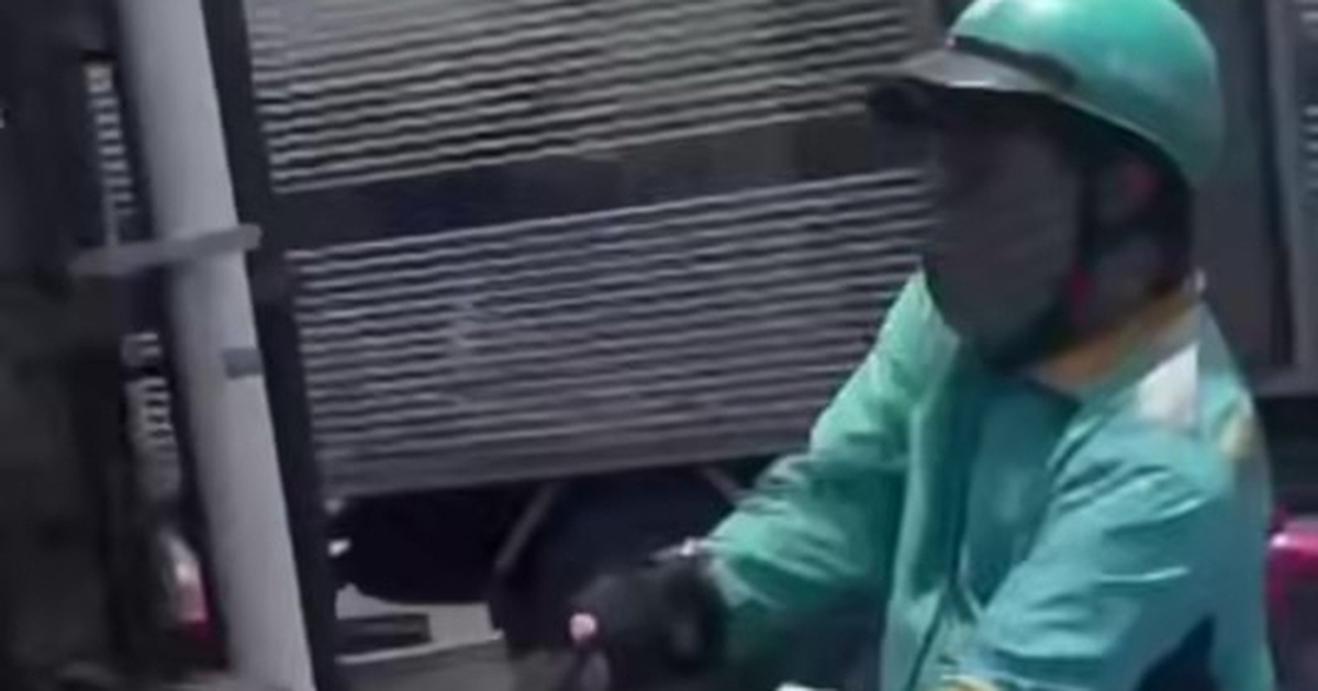 Tài xế xe ôm công nghệ cầm gậy 3 khúc đánh người đi đường giữa giao lộ ở TP.HCM