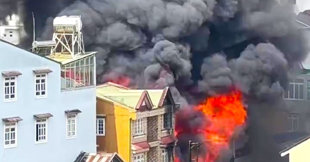 Nhà gỗ ở trung tâm Đà Lạt bốc cháy ngùn ngụt, khói bao trùm khu dân cư