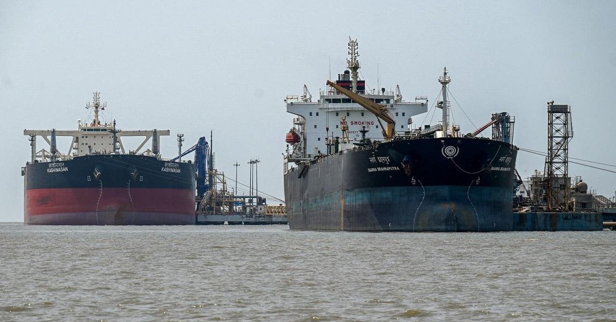 Để mua 2 triệu thùng dầu Iran dễ dàng, nền nước láng giềng của Trung Quốc phải "nhờ" tới Bắc Kinh