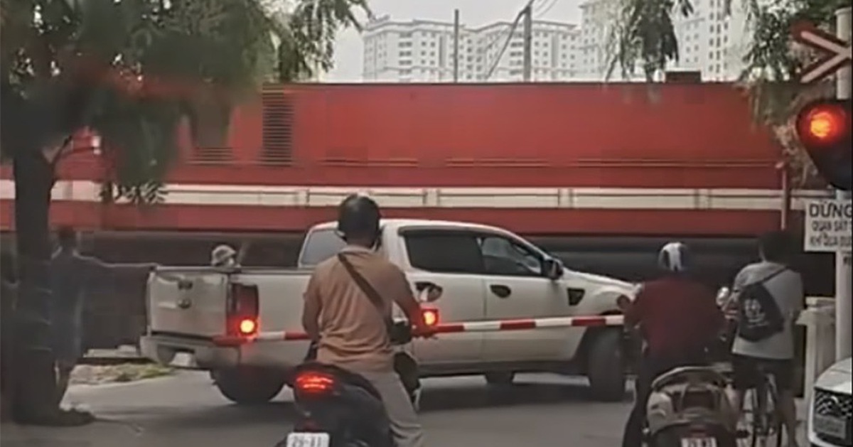 Tài xế bán tải mắc kẹt khi cố tình vượt rào chắn đường sắt bị phạt 5 triệu đồng