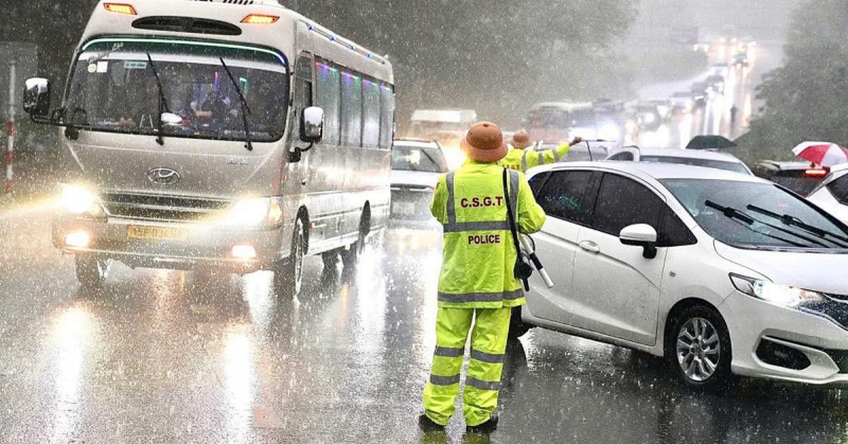 Mưa trắng trời Đền Hùng, biển người và xe vẫn ùn ùn đổ về trẩy hội sớm cả một tuần!