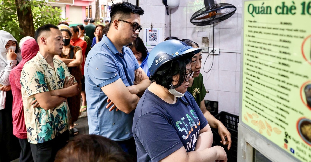 Người Hà Nội xếp hàng cả tiếng chờ mua bánh trôi, bánh chay dịp Tết Hàn thực