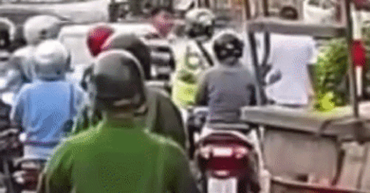 Hà Nội: Tài xế xe máy bị hành hung giữa đường vì chặn trước ô tô đi ngược chiều