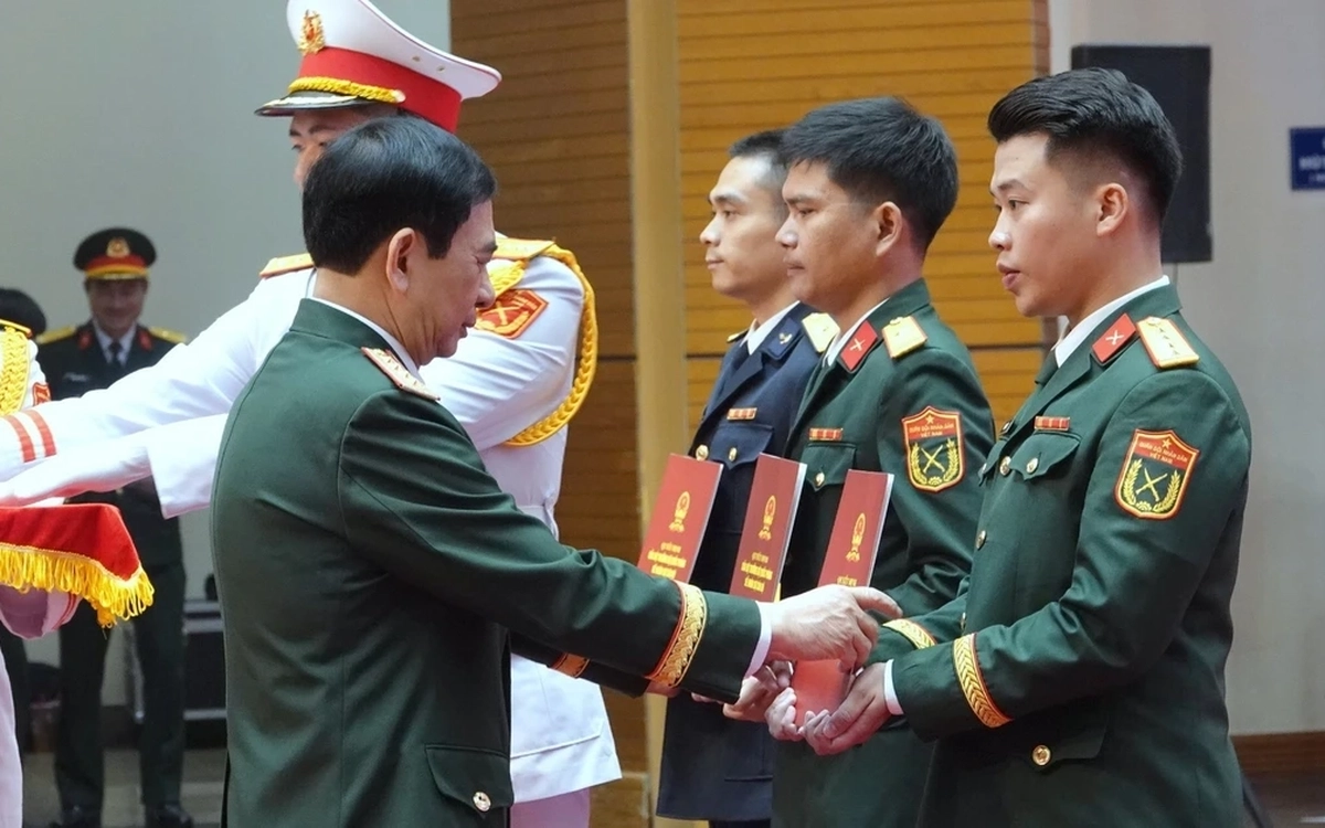 Đại tướng Phan Văn Giang trao phần thưởng đặc biệt cho 5 gương mặt trẻ tiêu biểu