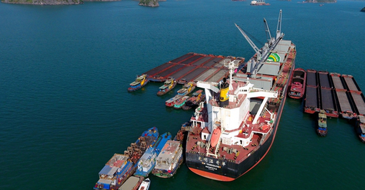 Tỉnh được ví như "Việt Nam thu nhỏ" làm việc với đối tác Mỹ về "siêu cảng" có thể đón tàu hơn 200.000 tấn