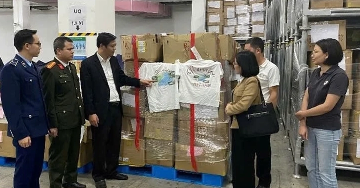 Một công ty bị phạt hơn 22 triệu đồng, buộc tiêu hủy 6.000 áo in bản đồ thiếu Hoàng Sa, Trường Sa