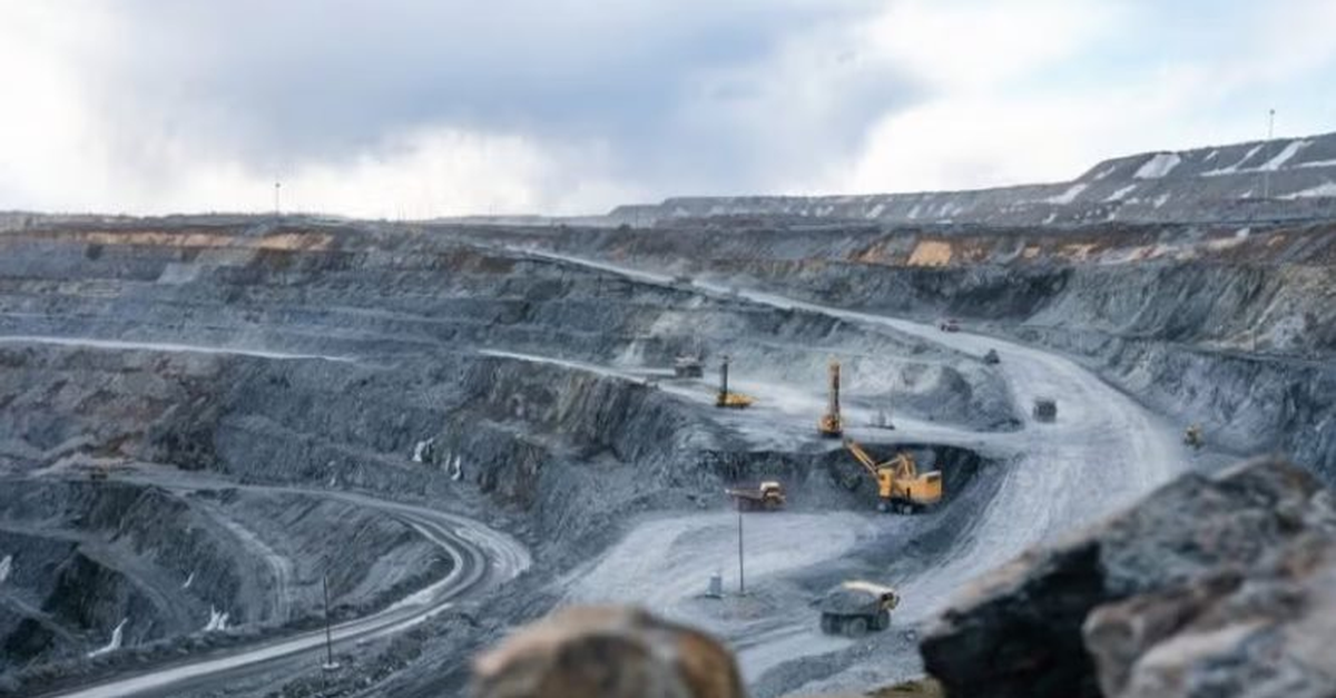 Phát hiện 8 xe tải 90 tấn Trung Quốc không người lái, dùng mạng không dây, im lặng di chuyển giữa tấn bụi