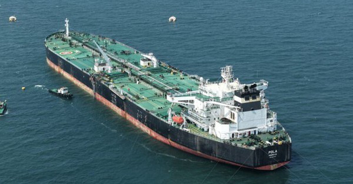 Sau hơn 1 tháng mắc kẹt, siêu tàu chở 2 triệu thùng dầu chính thức vượt eo biển Hormuz, sắp cập bến láng giềng Việt Nam