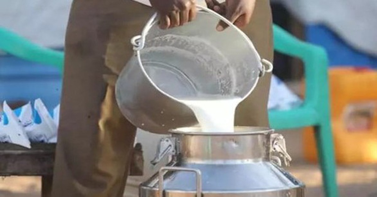 Đột kích một căn nhà lúc 1 giờ sáng, công an triệt phá đường dây sản xuất sữa giả từ hóa chất, tịch thu hàng nghìn lít dung dịch và máy trộn công nghiệp