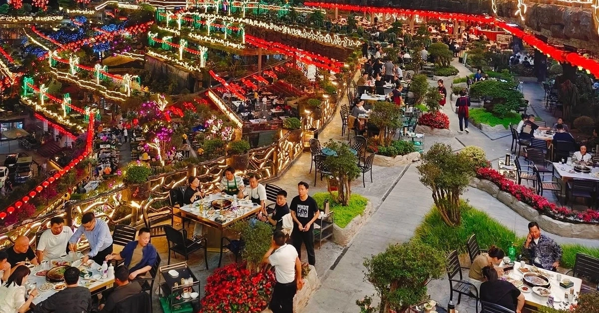 "Đột nhập" nhà hàng lẩu lớn nhất thế giới