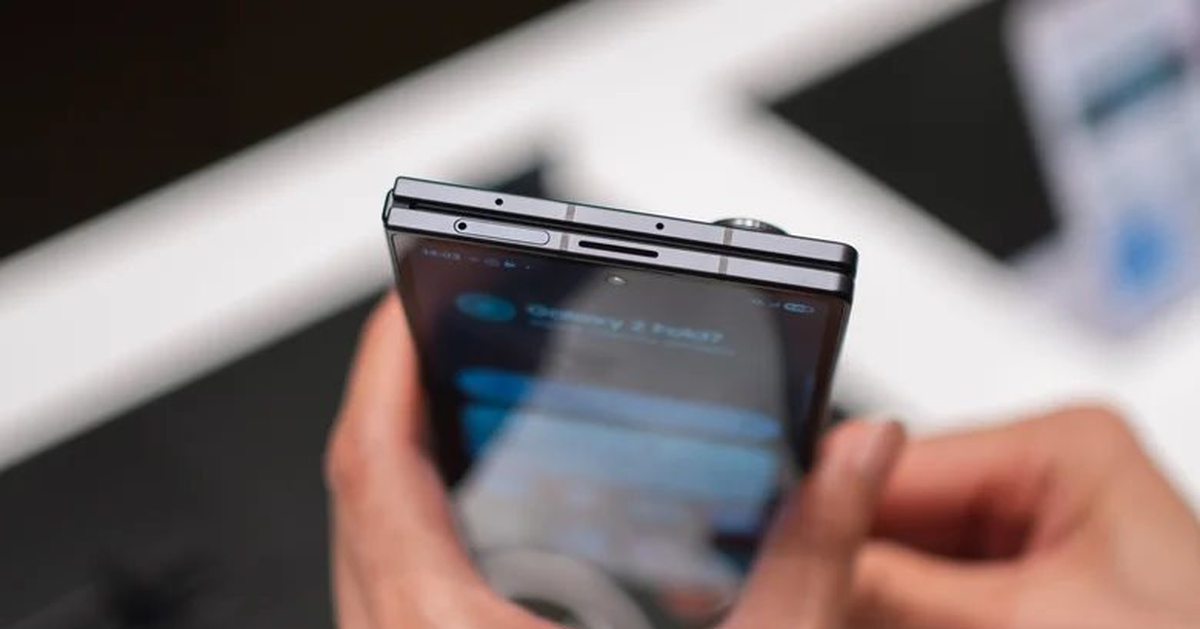 Phát hiện 2 "lỗ nhỏ" mới xuất hiện gần đây trên điện thoại Samsung - Người dùng tuyệt đối không bịt vào