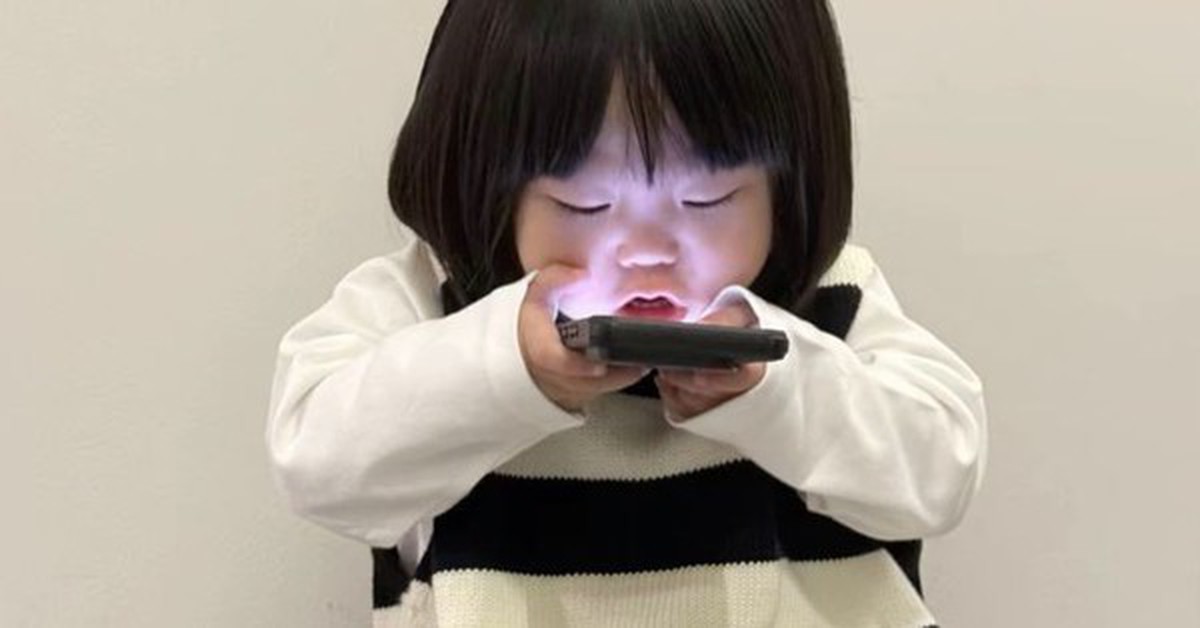 Cảnh báo cho các gia đình có con dùng điện thoại hơn 2 tiếng mỗi ngày