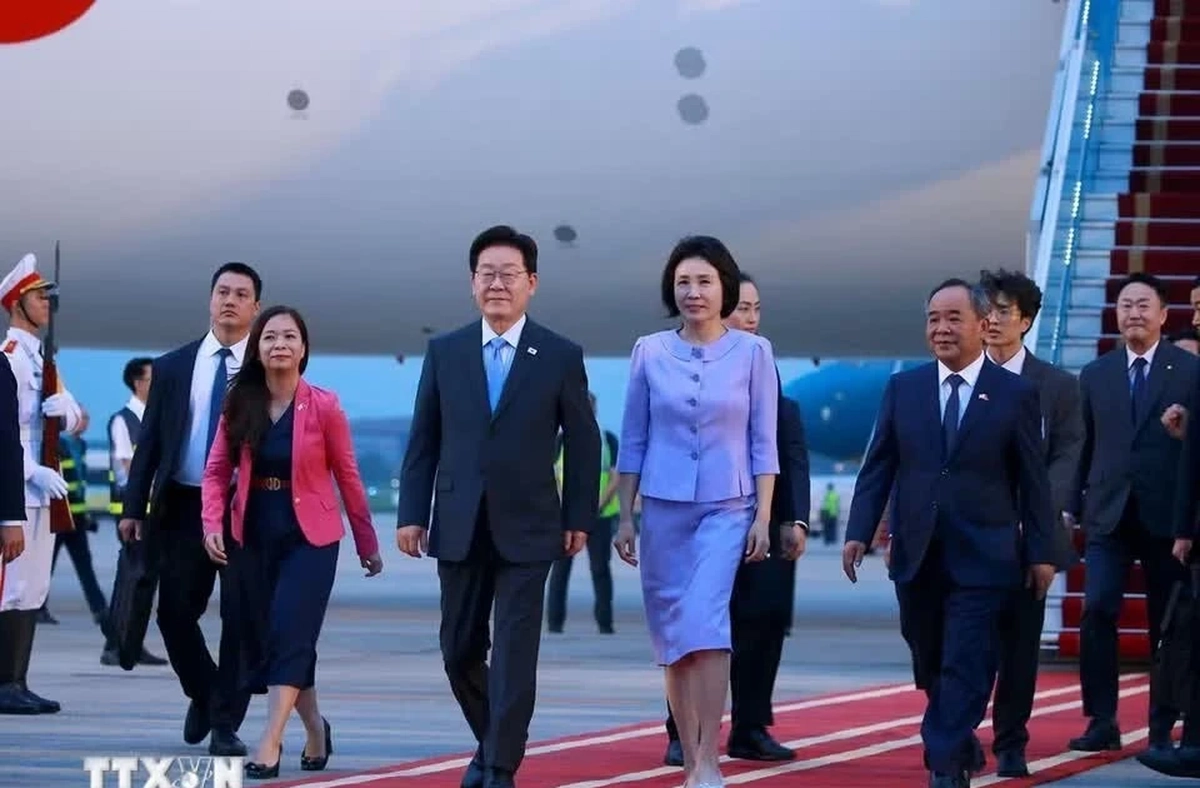 Tổng thống Hàn Quốc và Phu nhân tới Hà Nội