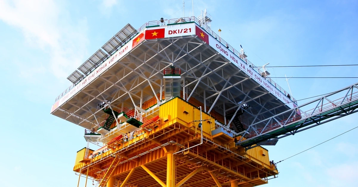 Choáng ngợp trước ‘người khổng lồ’ giữa biển khơi