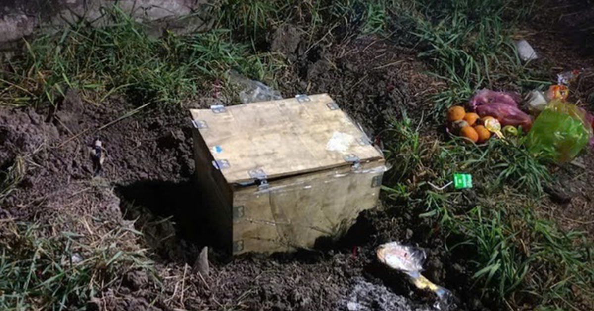Bàng hoàng phát hiện thi thể bé trai sơ sinh trong thùng gỗ
