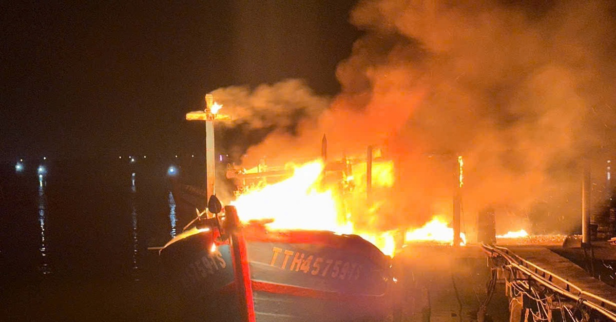 Tàu cá bốc cháy ngùn ngụt trong đêm ở Huế