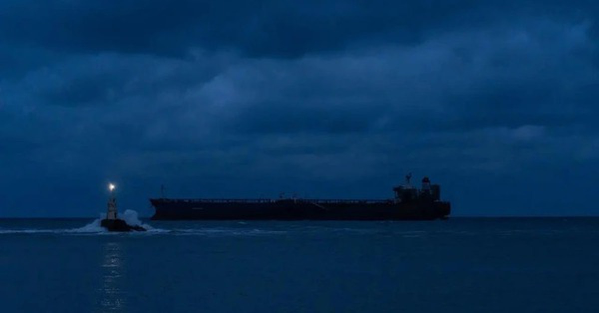 Trong đêm tối ngoài khơi vịnh Ba Tư, 4 triệu thùng dầu Iran đột nhiên "biến mất khỏi hệ thống theo dõi", vượt qua vòng vây Mỹ - chuyện gì đang xảy ra?