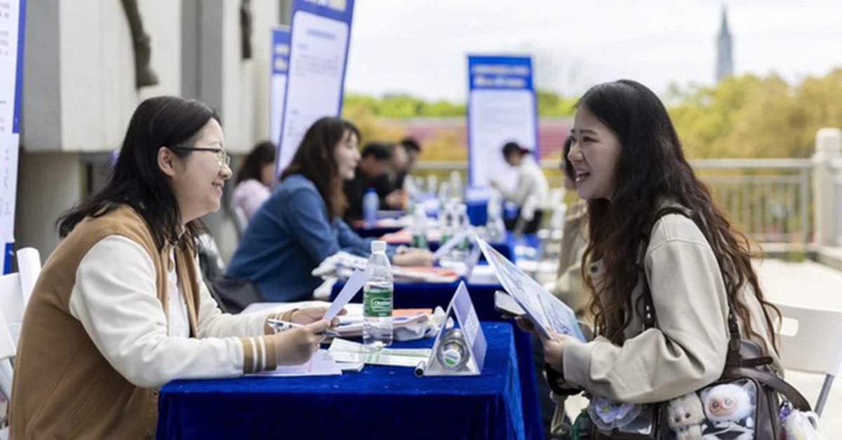 Buồn của nền kinh tế thứ 2 thế giới: Tỷ lệ thanh niên thất nghiệp quay đầu tăng, 1 chọi 100 để tranh "bát cơm sắt", rải 1.000 đơn ứng tuyển chỉ nhận được 8 lời mời phỏng vấn