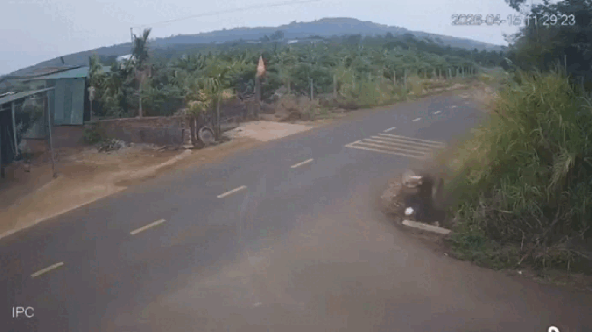 Công an tỉnh Đắk Lắk họp báo vụ nam sinh lao xe tử vong, đình chỉ thiếu tá CSGT