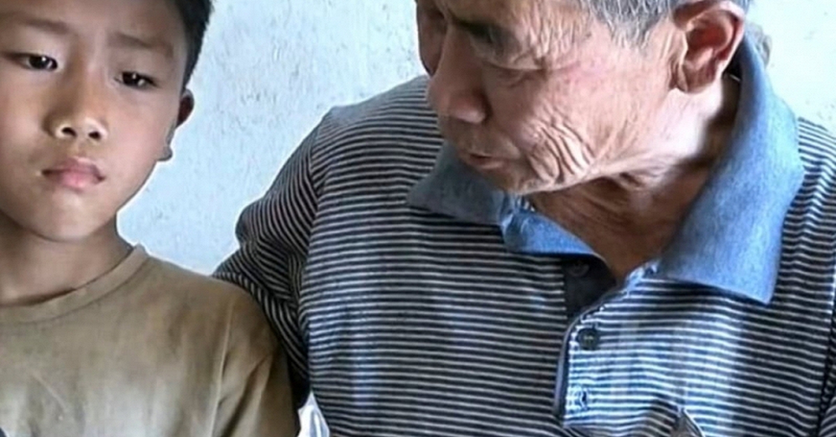 Xúc động cậu bé 9 tuổi thường mang thịt từ trường về cho ông nội vì "sợ ông sẽ chết nếu không được ăn thịt"