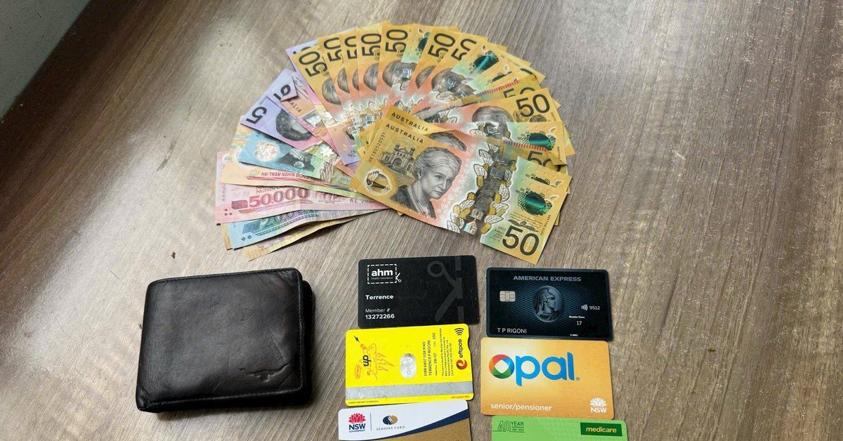 Phát hiện 1 chiếc ví màu đen có 300.000 đồng, 830 AUD và loạt thẻ tín dụng trên đường đi chợ: Công an sử dụng biện pháp nghiệp vụ vào cuộc