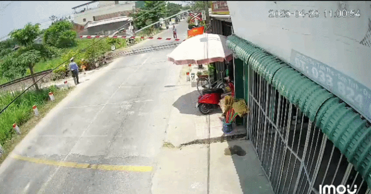 Clip nhân viên đường sắt đá người đàn ông tông gãy gác chắn: Thông tin bất ngờ về tài xế
