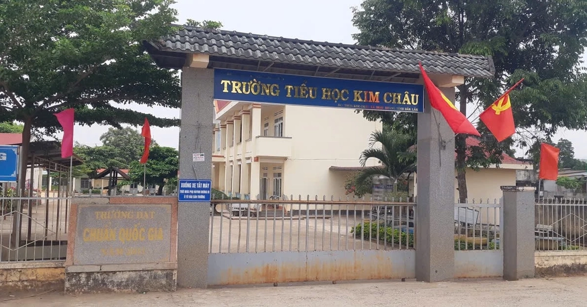 Vụ nữ hiệu trưởng "bay ghế", công an đến xã lấy hồ sơ