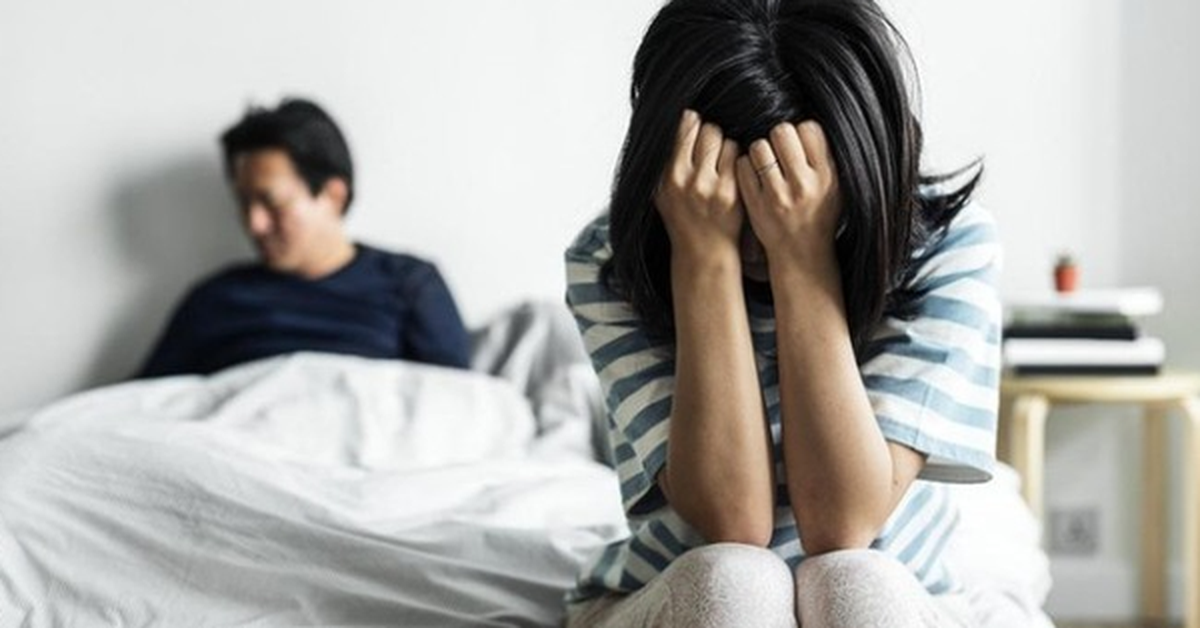 Chồng đi họp lớp về, cáu giận vô cớ rồi buông một câu khiến tôi chết lặng: Đến giờ vẫn chưa bình tĩnh được!
