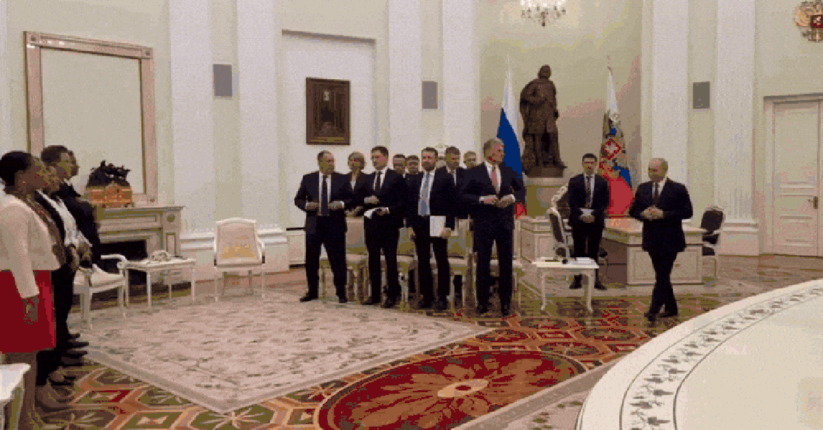 Nhân vật đặc biệt vừa tới gặp ông Putin: Kremlin huy động cả lãnh đạo tình báo, cử chỉ của ông Lavrov hé lộ bí ẩn
