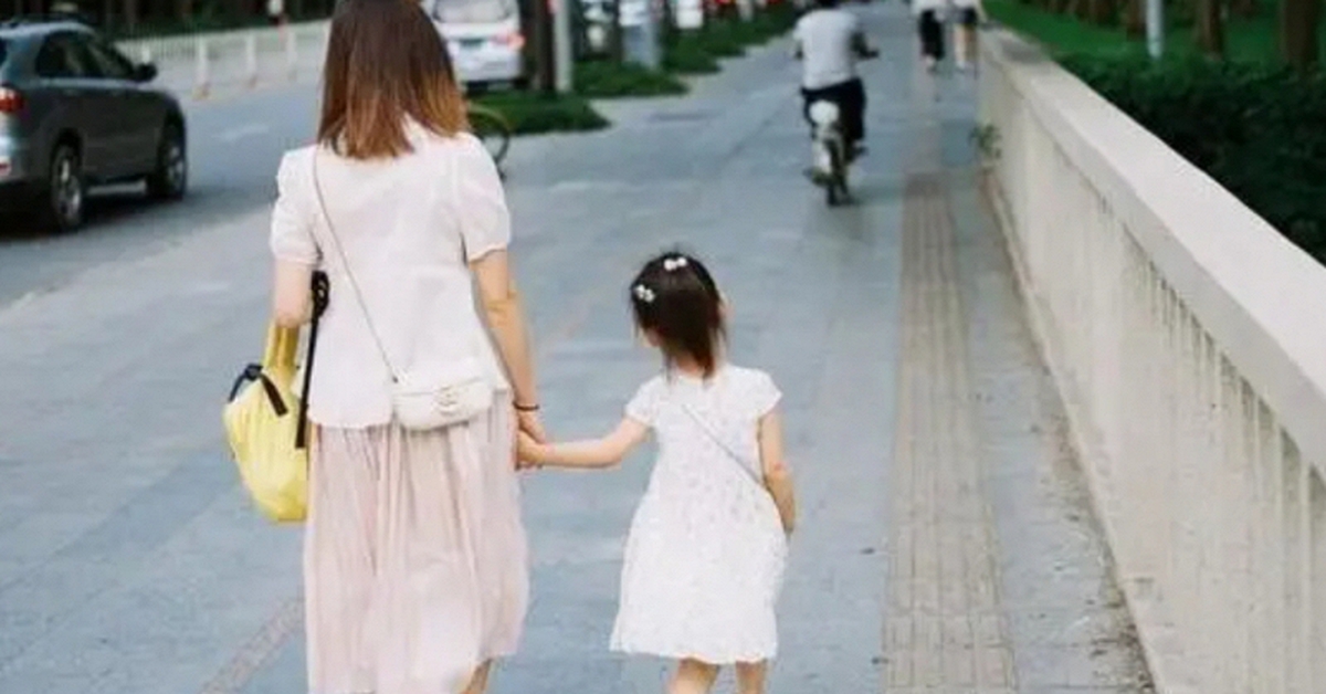 Già rồi tôi mới nhận ra: Đừng bao giờ thể hiện 4 hành vi này trước mặt con cái!