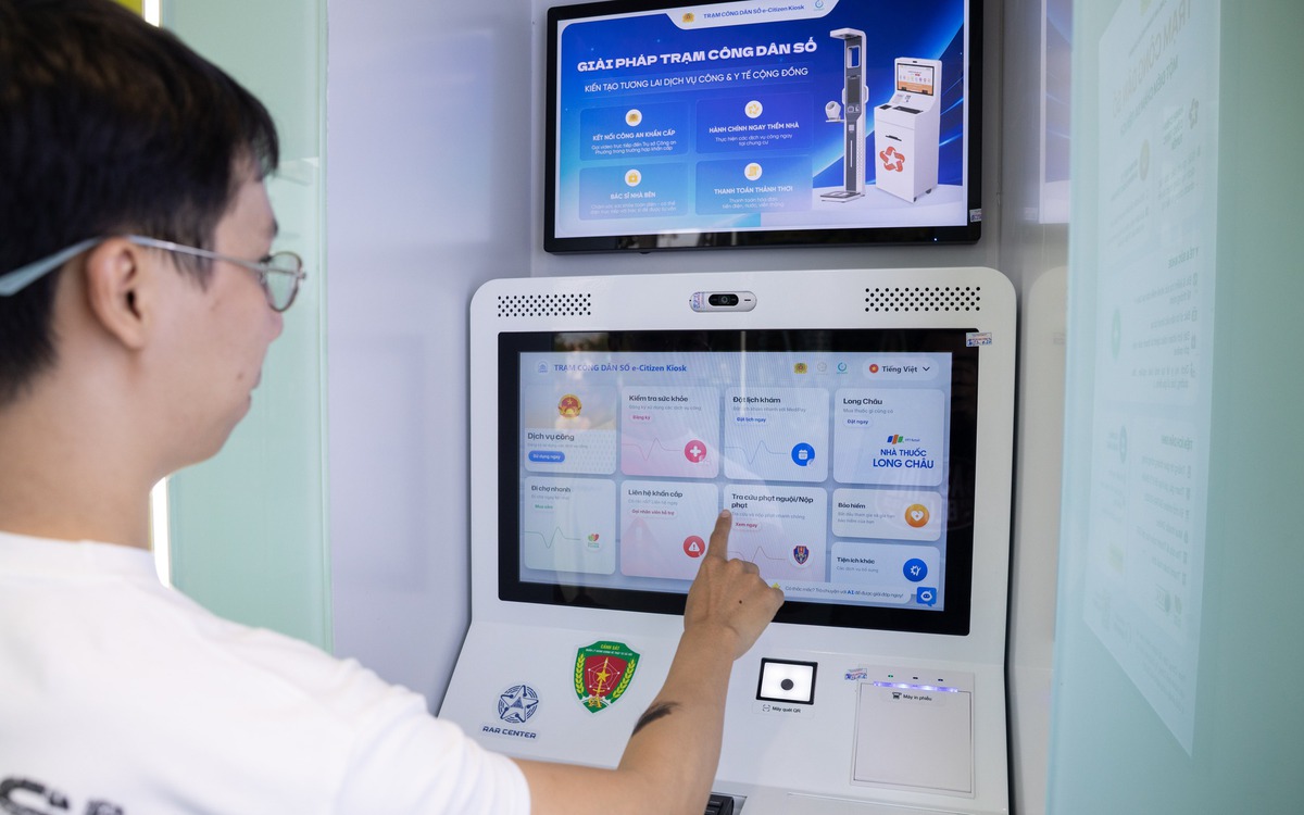 Người dân TP.HCM bất ngờ với Trạm Công dân số “tất cả trong một” ngay sát nhà