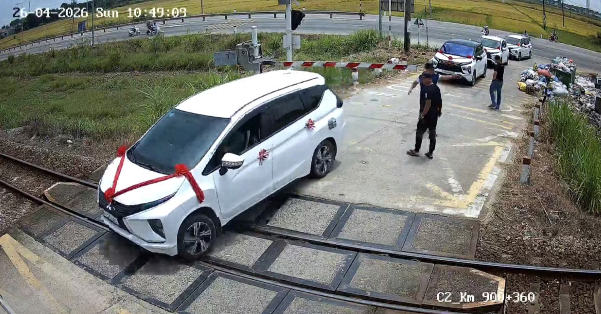 Xe rước dâu mắc kẹt trên đường ray, tài xế đối diện hình phạt