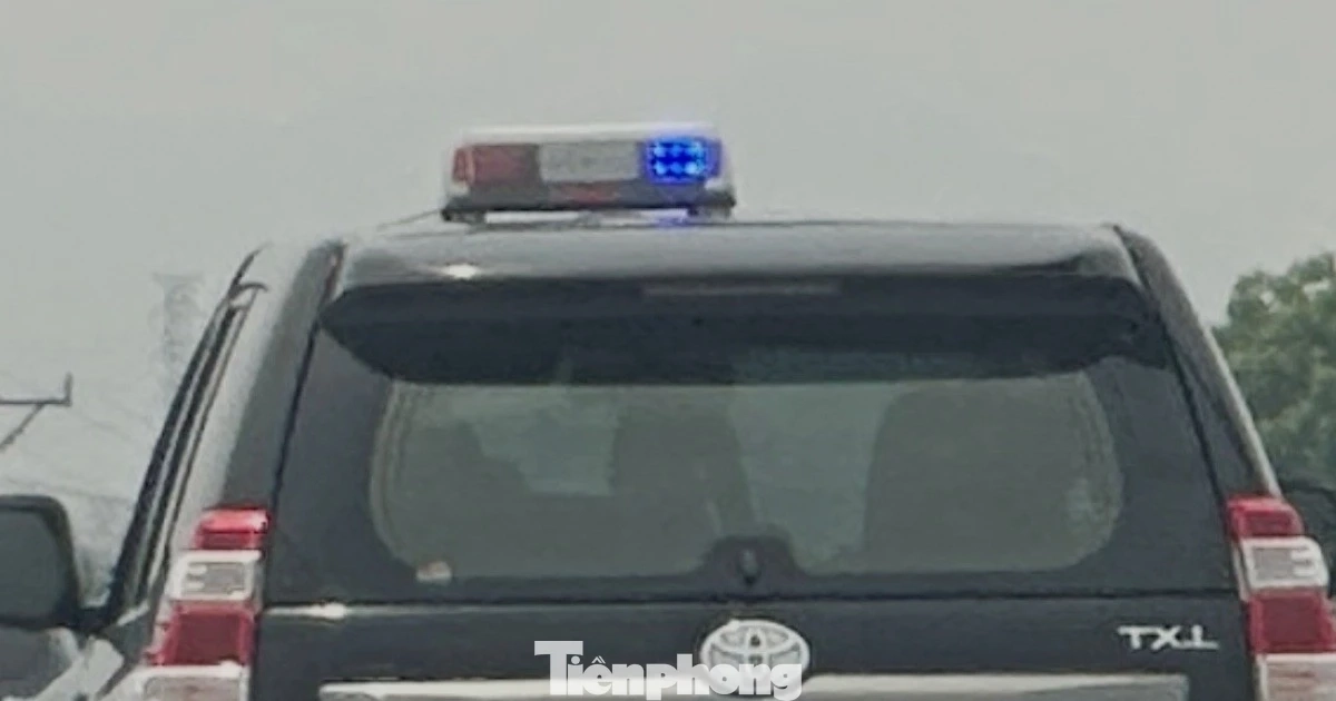 Cục CSGT xác minh ô tô biển trắng gắn còi hú, đèn xoay phóng như bay trên cao tốc