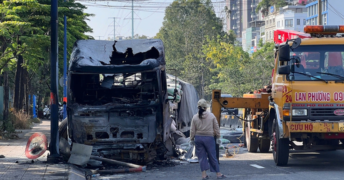 Xe đầu kéo cháy dữ dội lúc rạng sáng ở TPHCM