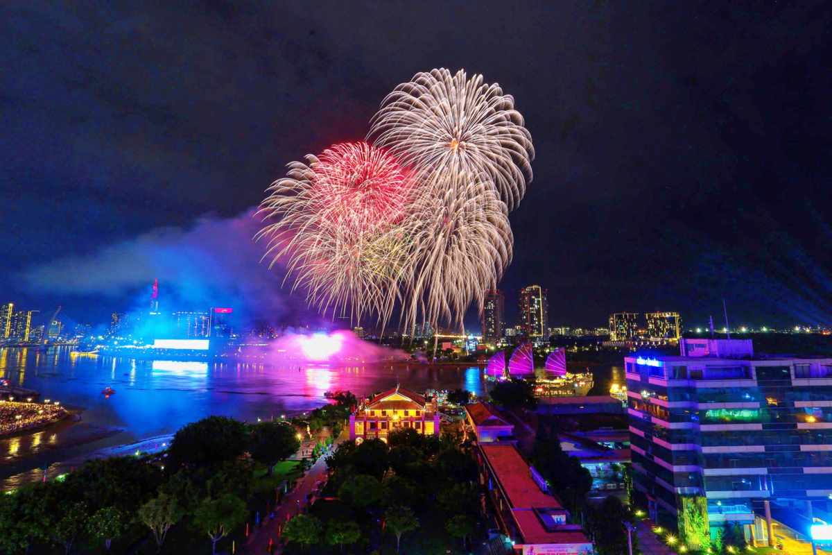 Những điểm xem pháo hoa độc đáo du khách cần biết khi đến TP.HCM chơi lễ 30/4