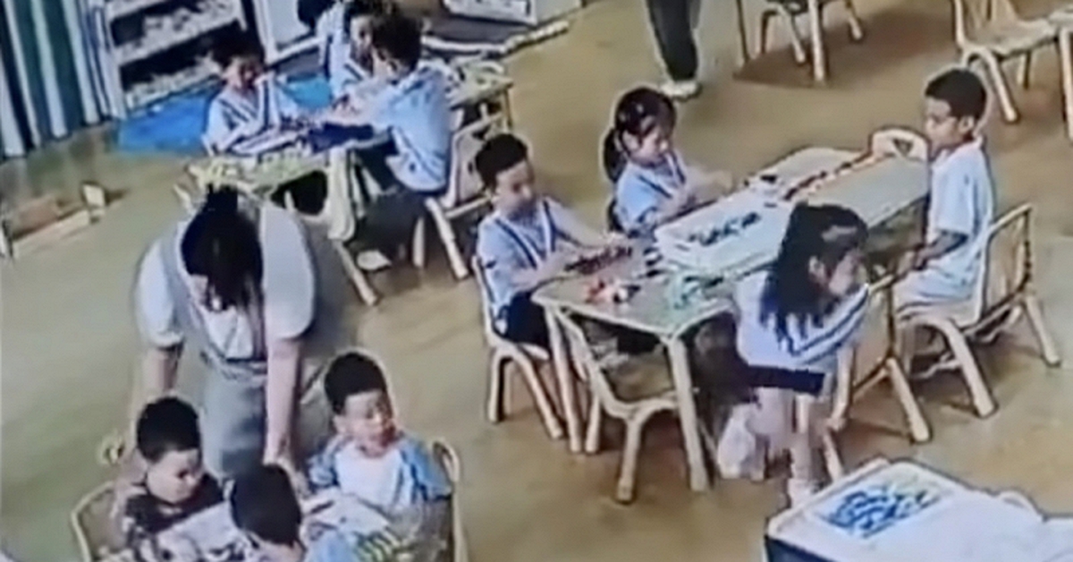 Hành động “lạ” của bé gái với cô giáo đang mang bầu gây "bão" MXH Việt: Cha mẹ em hẳn rất tử tế!