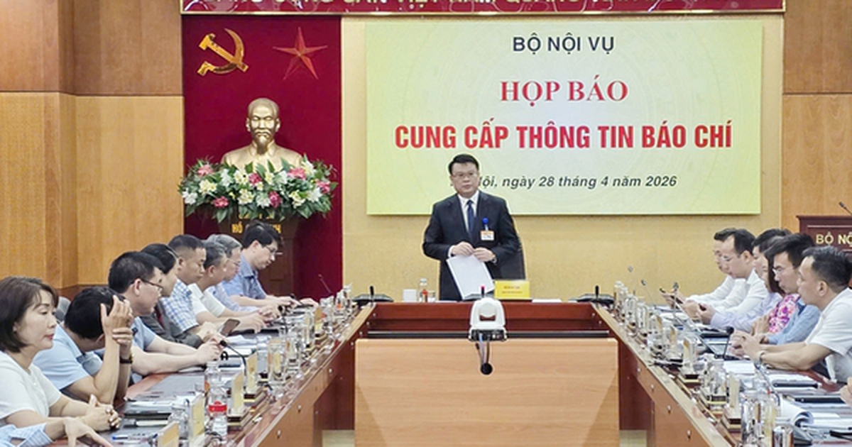 SẮP XẾP BỘ MÁY: Bố trí công chức, viên chức theo vị trí việc làm; cải cách chính sách tiền lương khu vực công