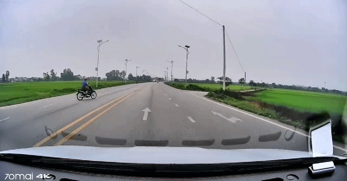 Clip xe ô tô húc bay xe máy xuống ruộng: Cục CSGT khẳng định tài xế không có lỗi