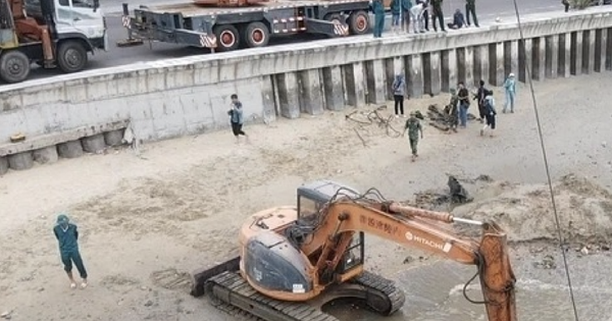 Bất ngờ phát hiện nhiều vũ khí khi trục vớt xe tăng tại bãi biển Quy Nhơn