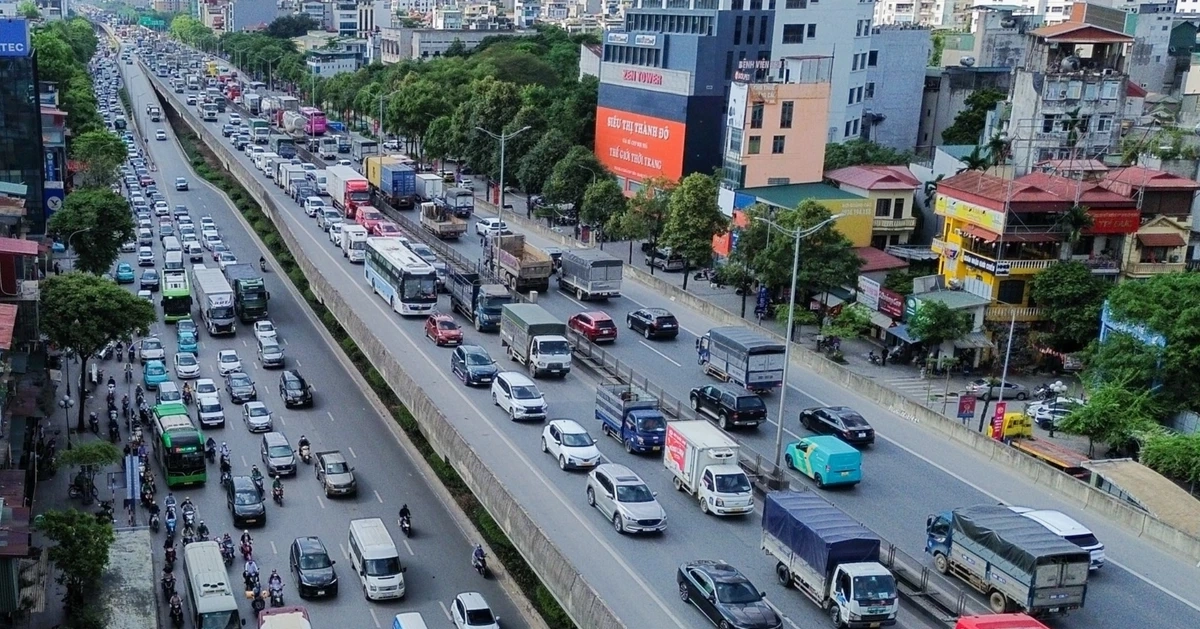 Cửa ngõ Hà Nội "nghẹt thở", dòng người nhích từng mét rời Thủ đô nghỉ lễ 30/4