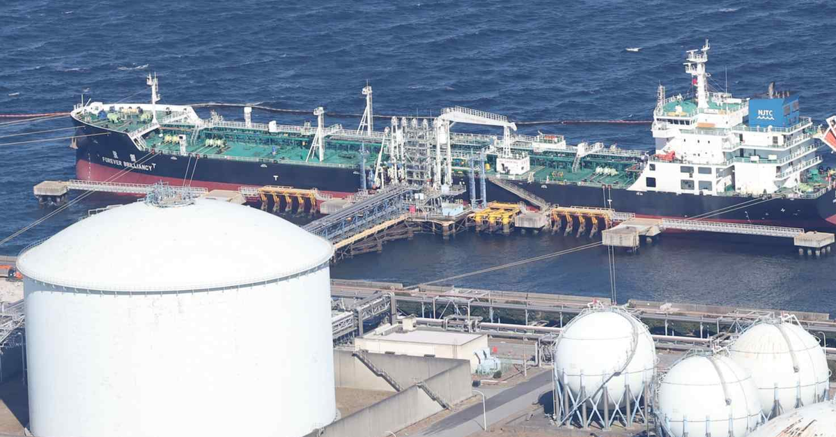 Lần đầu tiên sau 2 tháng, một nước đồng minh của Mỹ thành công đưa tàu chở 2 triệu thùng dầu vượt eo biển Hormuz mà không cần trả phí cho Iran, hàng chục tàu vẫn đang mắc kẹt