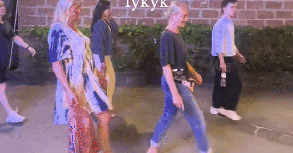 Video ghi lại cảnh 2 khách Tây với dáng đi kỳ lạ ở Hội An hút triệu lượt xem