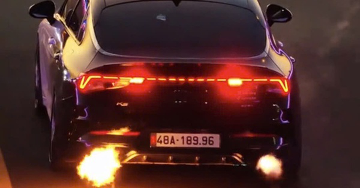 Vụ xe con phun lửa khi đang chạy trên đường gây xôn xao dư luận: Tài xế vi phạm 5 hành vi