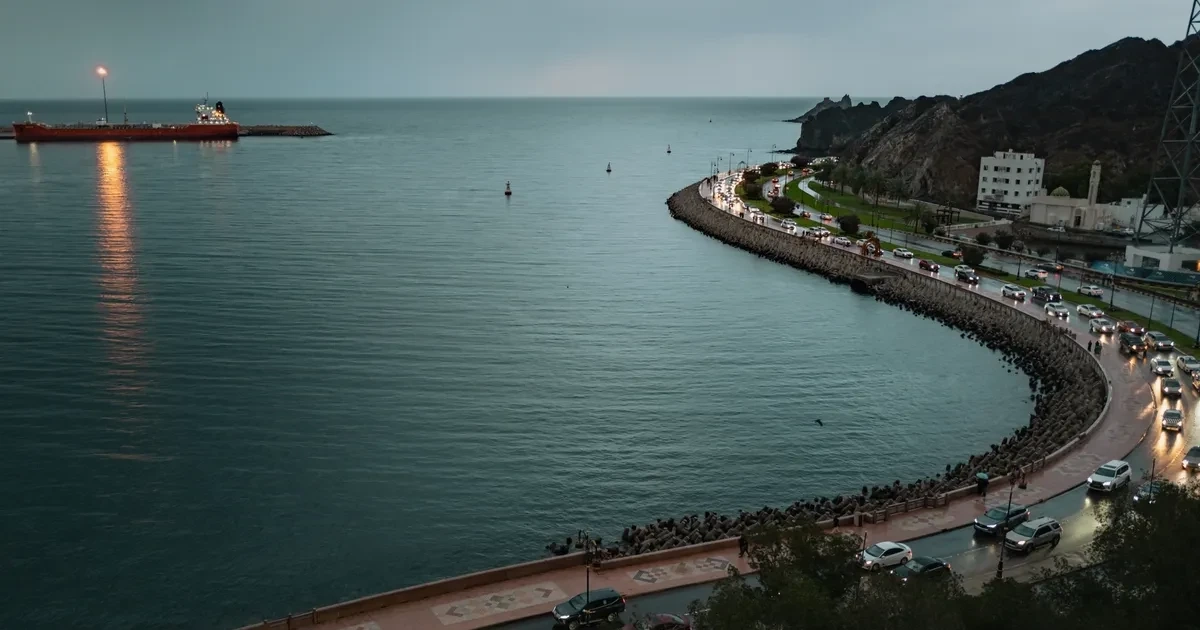 Né tuyến Iran kiểm soát, ba con tàu mở lối đi táo bạo qua eo biển Hormuz