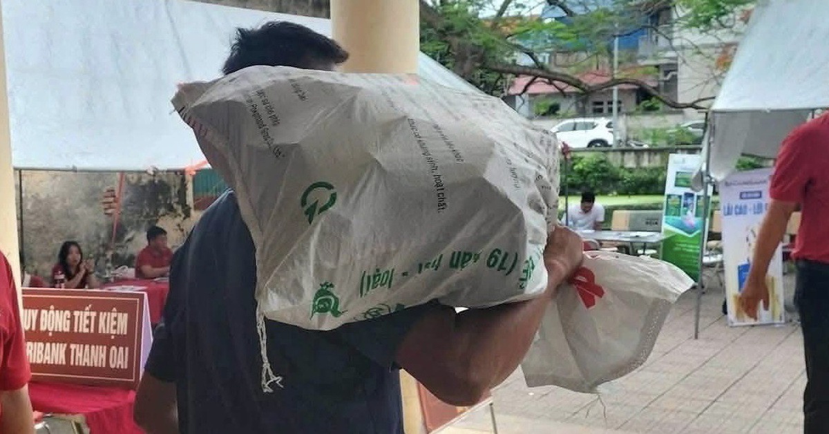 Người dân Hà Nội mang bao tải đi đựng tiền: Tiết lộ mức giá đền bù dự án Olympic